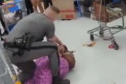 【動画】大手スーパーで窃盗して取り押さえられた黒人女性さん、禁止カードを発動してしまう…