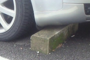 非常用スペースに車を止めるDQNオデッセイに制裁！後部の見えない位置にコンクリブロックを設置。アホな運転者は気づかずバックで車を出そうとするが…