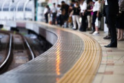 駅のホームで立ってるワイ「あれ…？今誰かに押されたら死ぬやん…？」