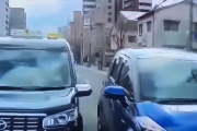 【動画】福岡でタクシーと一般車両がデッドヒートを繰り広げる…