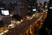 【悲報】韓国人「韓国人が怒りの大集結！」韓国で再び『6万人のろうそく』追悼の波…「責任者を処罰せよ」　韓国の反応