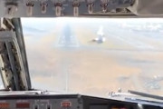 【衝撃】着陸間際の航空機にバードストライク。その瞬間をコクピットカメラから。