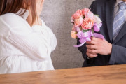 【悲報】ワイ(21)　職場の人妻(41)の誕生日に花束をプレゼントした結果ｗｗｗｗｗｗｗ