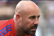 42歳GKペペ・レイナ、家族集結の引退試合でまさかの一発退場