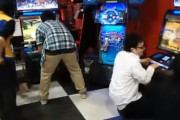 【画像】ゲーセンさん、エクバ2をプレイするチンパン共にとんでもないサービスを提供ｗｗｗ