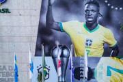 【朗報】ヴィニシウス、ブラジルにデカデカと飾られて英雄になるｗｗｗｗｗｗｗｗ