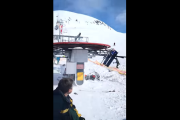 【恐怖動画】スキー場のリフトが暴走して次々に人を吹っ飛ばす動画が恐ろしすぎる・・・・・・