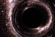 ブラックホール「ほぼ無限の密度です」「光が歪みます」「めちゃくちゃ重いです」