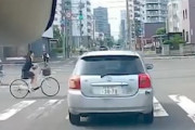 【動画】札幌で女子高生がカローラにはねられてしまうドラレコ。車はそのまま走り去る・・・。