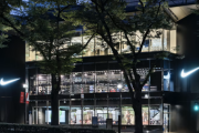 【悲報】NIKE（ナイキ）「助けて！国内最大規模の原宿店が閉店なの！なんでNIKE買ってくれないの？！」
