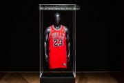 マイケル・ジョーダンが最後のNBAファイナル第1戦で着用したユニホームに約14億円の値がつく