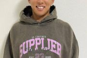 ◆悲報◆広島カープ羽月容疑者が逮捕時に着ていたパーカーの胸に「SUPPLIER(売人)」🤔