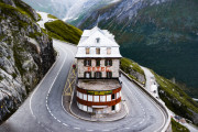 スイスの山の峠道にある変なホテルが話題に