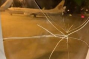 ◆悲報◆失恋した女性が飛行機内で大暴れ！窓を割って緊急着陸　＠中国