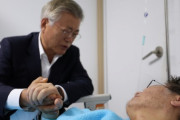 【韓国茶番劇】絶食二十日の李在明氏を見舞う文在寅前大統領