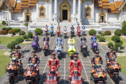 【悲報】バイクレース集合写真、日本メーカーは最後尾の背景扱い…バイク大国のはずがいったいなぜ…