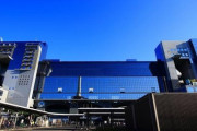 【画像】古都『京都』の中心駅、近代的すぎるww