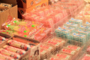 おばあちゃん「二千円あげるから駄菓子屋でなんでも買ってきなさい?」お前ら「わぁい！?」