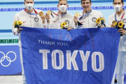 競泳米国チーム「五輪開催してくれてありがとう」　感謝のフラッグ掲げ場内練り歩く