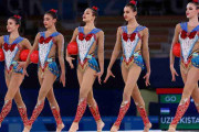 新体操団体ウズベキスタン「セーラームーン」で舞う