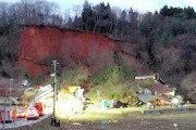 山形県鶴岡市　がけ崩れ発生、民家１１棟が巻き込まれる  [12/31]