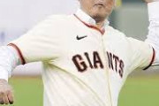 【ＭＬＢ】村上雅則氏が始球式　日本人初の大リーガー、デビューから６０年