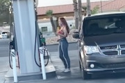 【動画】ガソリンスタンドで何度も同じミスを繰り返すお姉ちゃんに笑うｗｗｗ