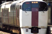 なぜゴージャス2階建て列車は「ニートレイン」と揶揄されたのか！定期運行終わるJR「215系」の盛衰！