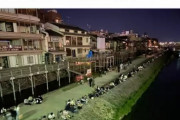 【朗報】20時以降の鴨川、路上飲みで溢れかえる。屋台出したら大繁盛だろ