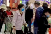 【動画】中国、開店無料配布品に群がるお客、店内をぐる～と何度も回って何度も貰う！w