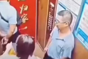 【中国】元夫から脅迫メッセージを受けた女性、マンション従業員に付き添われて部屋に向かっていたところ、元夫がエレベーターの前で待ち構え、持っていた斧を振り下ろす…動画あり