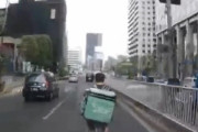 【動画】やりたい放題のウーバー配達員、車にはね飛ばされる