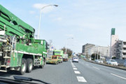 高速道路の合流レーンで駐停車するトラックたち　神奈川県警「危ないからやめて！」