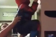 スパイダーマンごっこをしたい子供にとって理想のパパがこちら