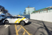 【悲報】韓国人「韓国製電気自動車が駐車車両や歩行者4人を次々と巻き込む事故発生…急加速が原因か？」韓国の反応