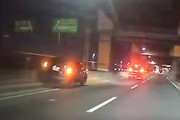 【動画】何があった。首都高で異常な動きのアルファードが他車を巻き込む事故を起こす。