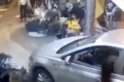 【動画】歩道の23人が負傷した自動車暴走事故の映像がヤバすぎ。