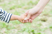 最近小さいお子さん連れで手を繋がない人多くない？酷いとスマホぽちぽち夢中のノールックとかいるし…万が一のことがあってからじゃ遅いのにな
