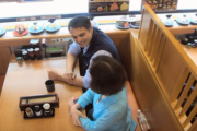 【海外の反応】日本の回転寿司がまるで遊園地！