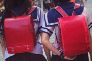 【悲報】小学生の3人に1人がランドセルの重さで体調不良   毎日10kg近い荷物を背負い登下校