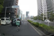 【悲報】ウーバーイーツ配達員、車道の真ん中を自転車で走ってしまう（動画あり）