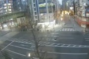 秋葉原ライブカメラ映像に道路で寝てた人が走ってきたバイクや車に次々と轢かれていく様子が映ってしまう