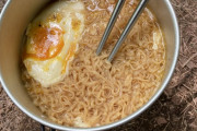 チキンラーメン不味いとか言ってるやつ「茹で」て作ってろ