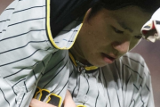 【阪神】中野ヒヤリ　メンデスのけん制球が右脇腹付近直撃で起き上がれず