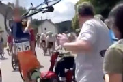 【動画】自転車レースにシニアカーが侵入して選手がぶっ飛ばされる事故。
