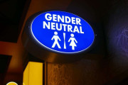 トランスジェンダーの「トイレ」「風呂」問題、アメリカではどう？ 子ども向け絵本も話題に