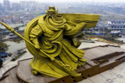 【中国】三国志の英雄・関羽の巨大像、観光名所なのに「公費の無駄遣い」と断罪され解体[09/07]  [Ikh★]