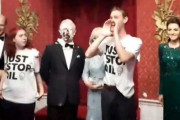イギリスの環境保護団体さん、今度はチャールズ新国王の蝋人形にケーキをぶちまける