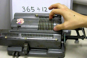 【悲報】昔の手回し式計算機、すっごい疲れそう