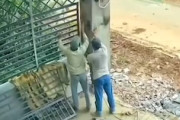 【労災】逃げる方向を誤って倒れる重量物の下敷きになってしまった作業員の映像。